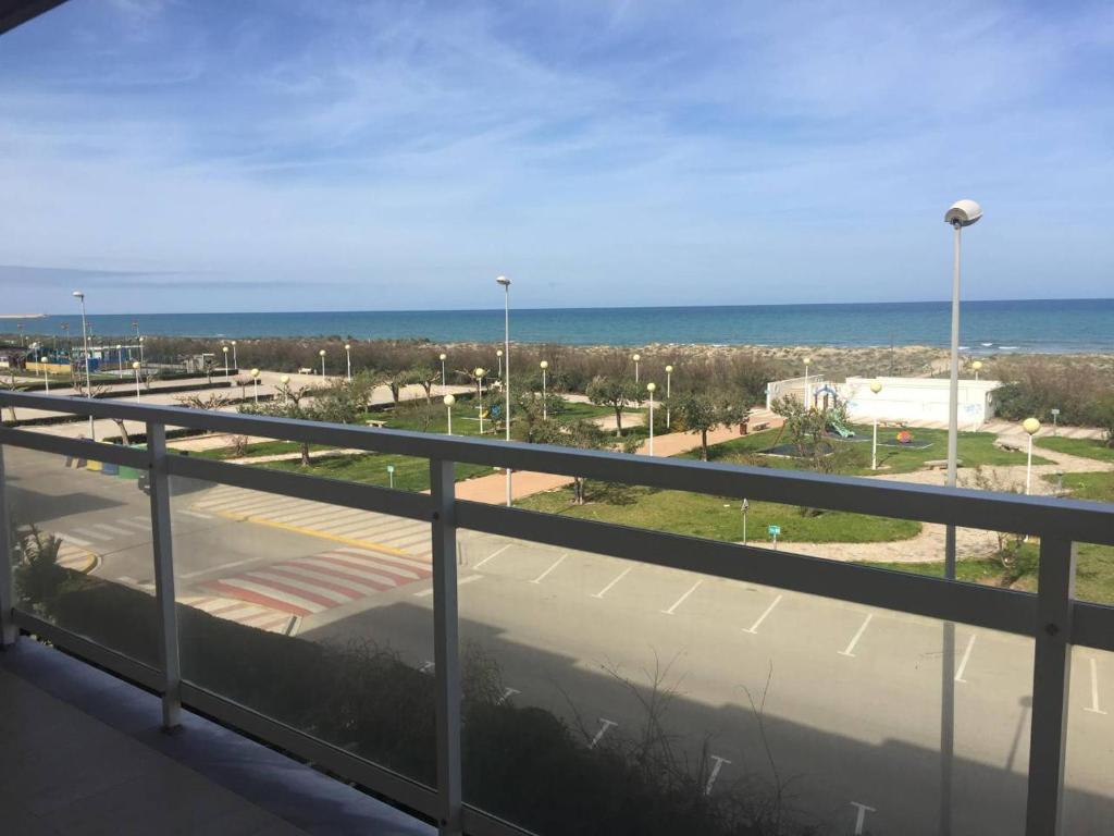 una vista sull'oceano dal balcone di un edificio di .Apartamento 1a linea de playa + piscina + parking DAIMUS a Daimuz
