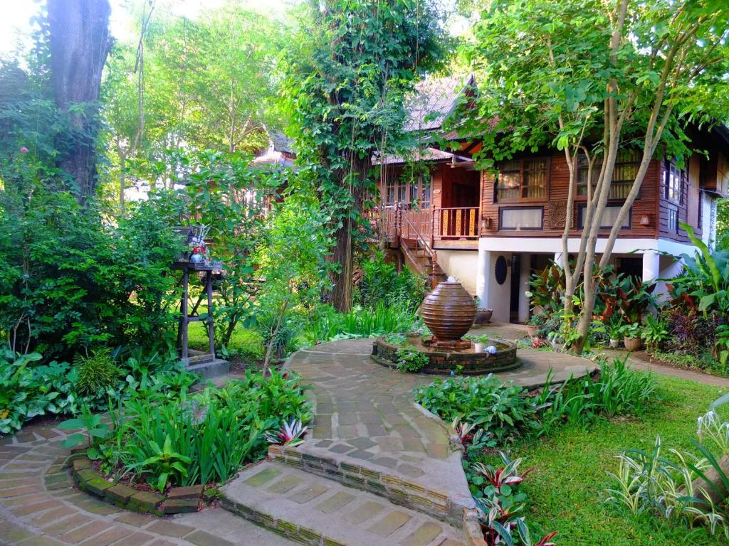 Zahrada ubytování Baantawan Guesthouse Pai