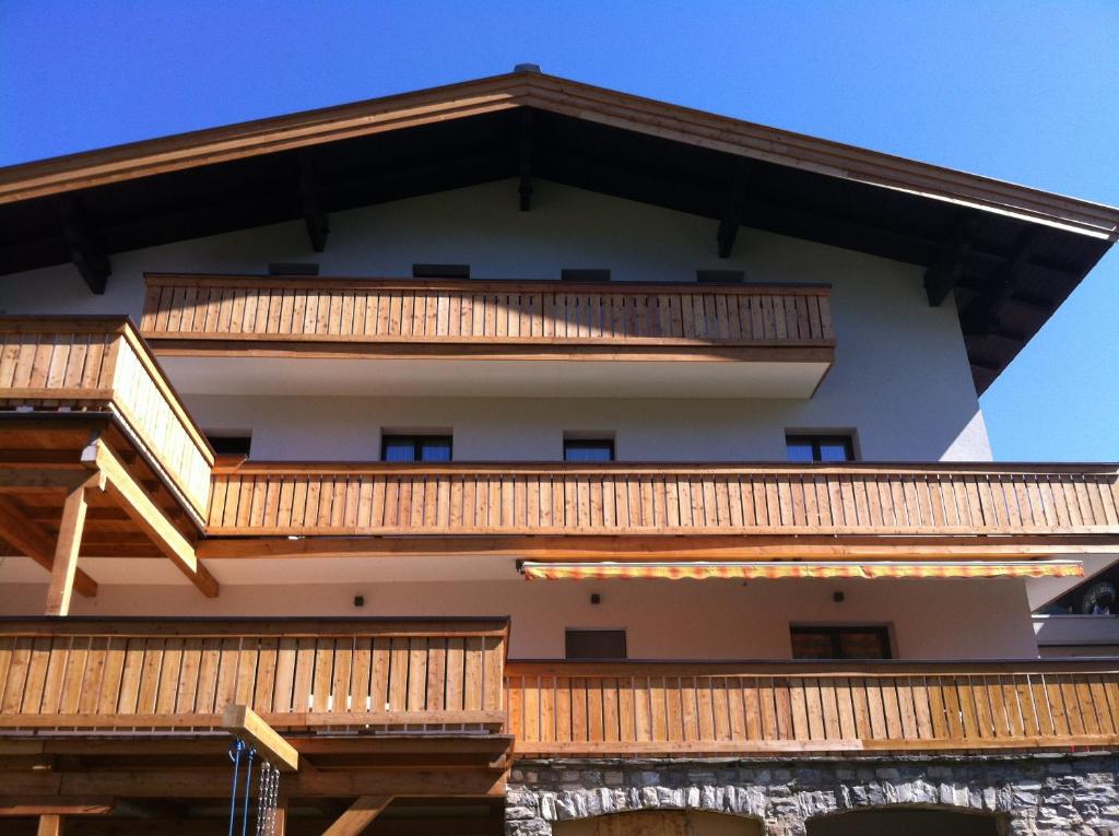 budynek z drewnianymi balkonami i schodami w obiekcie Haus Willibald w Saalbach Hinterglemm