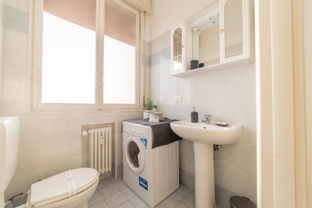 A bathroom at Bologna Fiera Fani Apartment