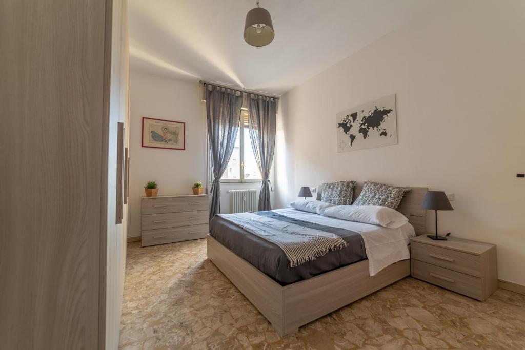 A bed or beds in a room at Bologna Fiera Fani Apartment