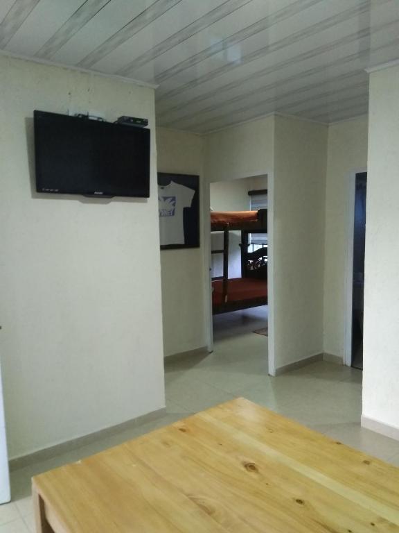 Televiisor ja/või meelelahutuskeskus majutusasutuses Hostal Fisterra
