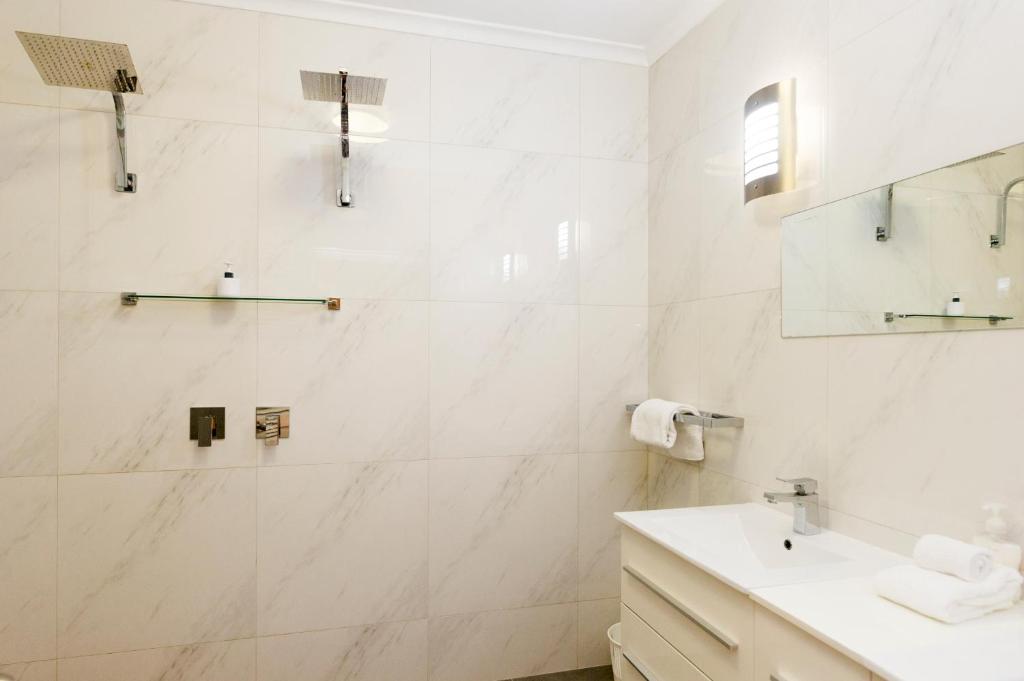 Koupelna v ubytování Luxury Penthouse 5 BDR 3 Bath Twin Rain Showers 365 sq mtrs