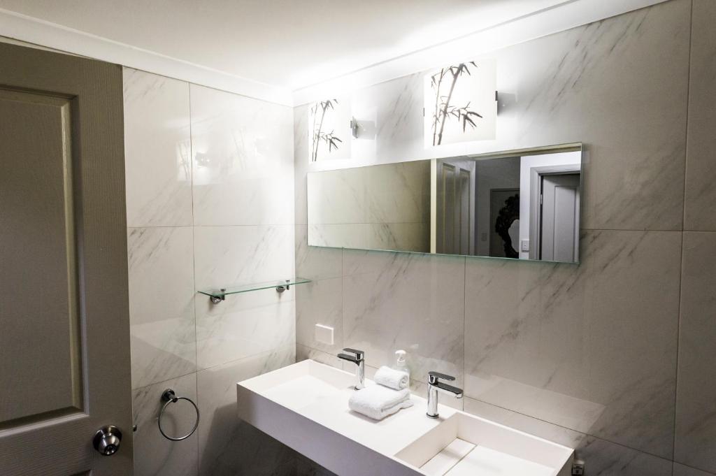Koupelna v ubytování Luxury Penthouse 5 BDR 3 Bath Twin Rain Showers 365 sq mtrs