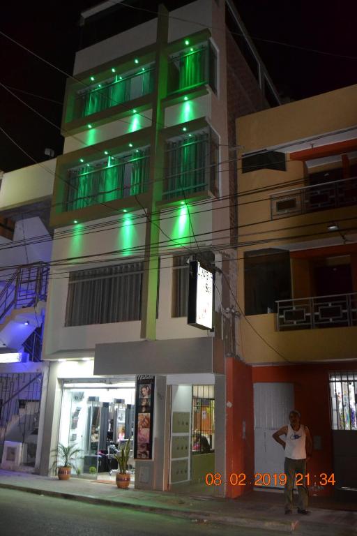 un edificio con luces verdes en el lateral. en LUNATENIS, en Pisco