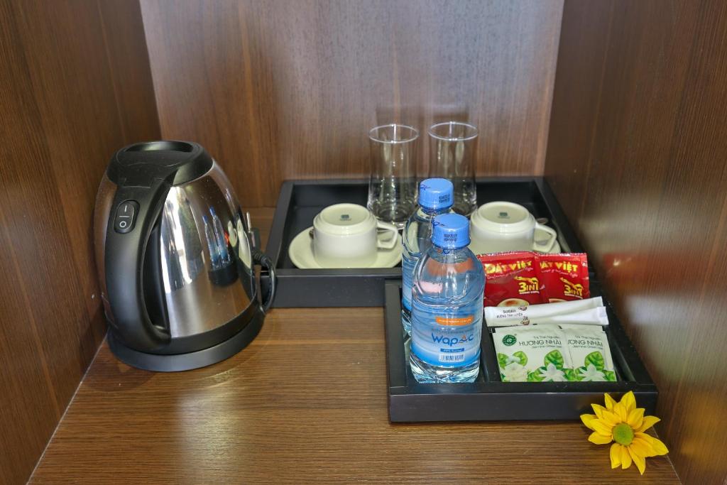 Příslušenství pro přípravu čaje a kávy v ubytování Sata Hotel