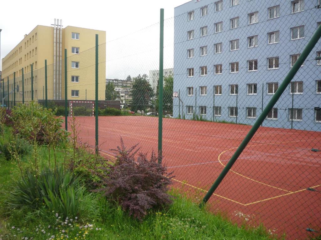 Tenis a/nebo squash v ubytování Koleje J.A.Komenského nebo okolí