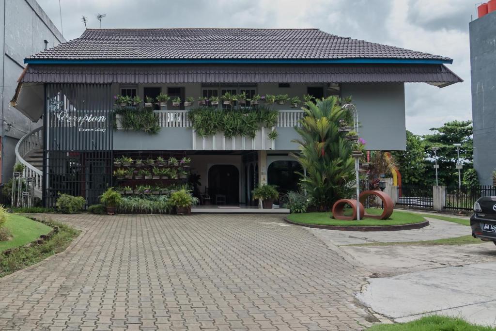 a building with a courtyard in front of it at RedDoorz Syariah Plus @ Banjarbaru in Banjarmasin
