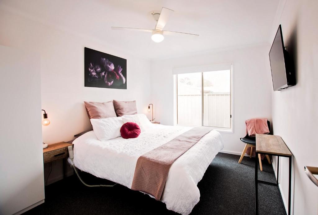 a bedroom with a large white bed and a window at 3. Sunny Shackell. Echuca Moama Holiday Accommodation in Echuca