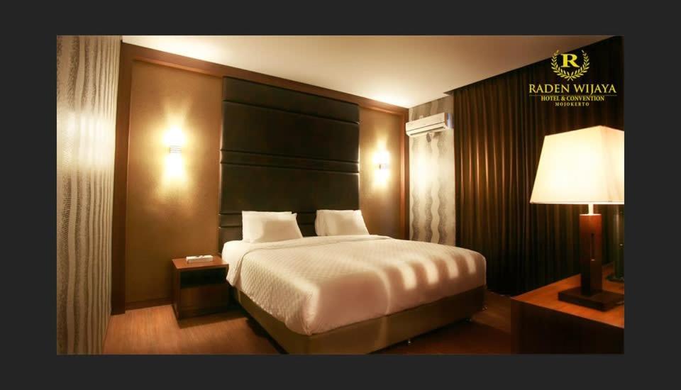 Postel nebo postele na pokoji v ubytování Raden Wijaya Hotel & Convention