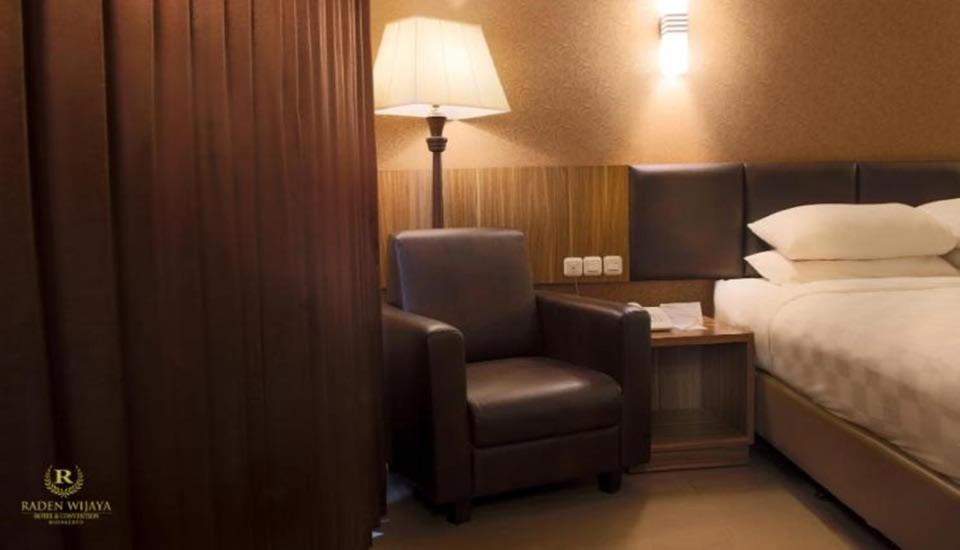 Postel nebo postele na pokoji v ubytování Raden Wijaya Hotel & Convention