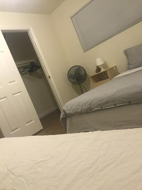 1 Schlafzimmer mit 2 Betten und einer Tür zu einem Schrank in der Unterkunft Spacious and Bright Apartment with 3bd2ba in Fremont in Fremont