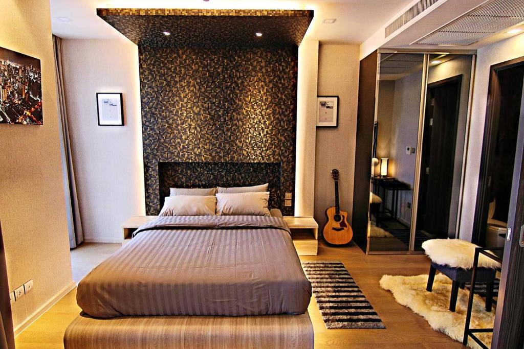una camera con un grande letto e una chitarra di Luxurious & Romantic in the Heart of BKK#H MRT/BTS! a Bangkok