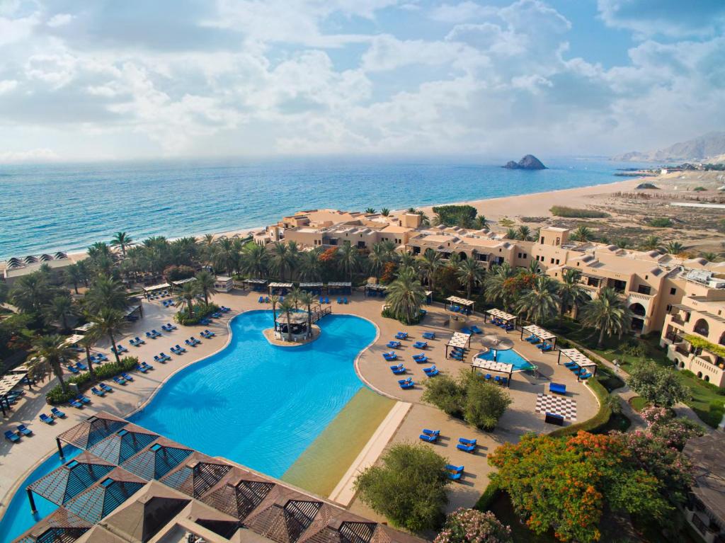 ein Luftblick auf ein Resort mit Pool und Strand in der Unterkunft Miramar Al Aqah Beach Resort in Al Aqah
