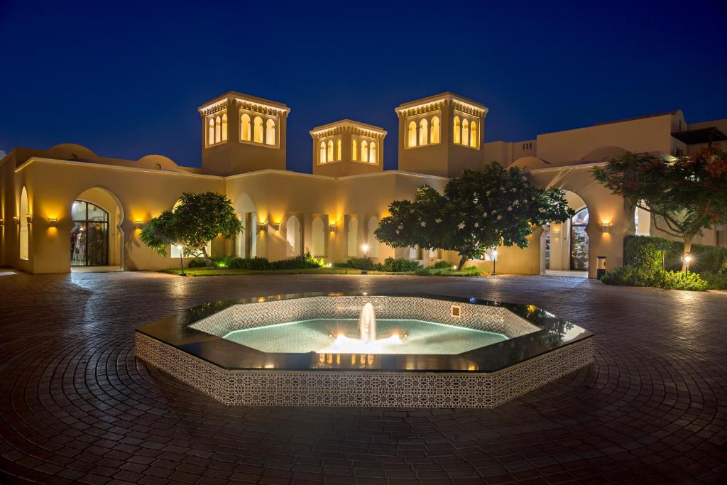 Bazén v ubytování Miramar Al Aqah Beach Resort nebo v jeho okolí