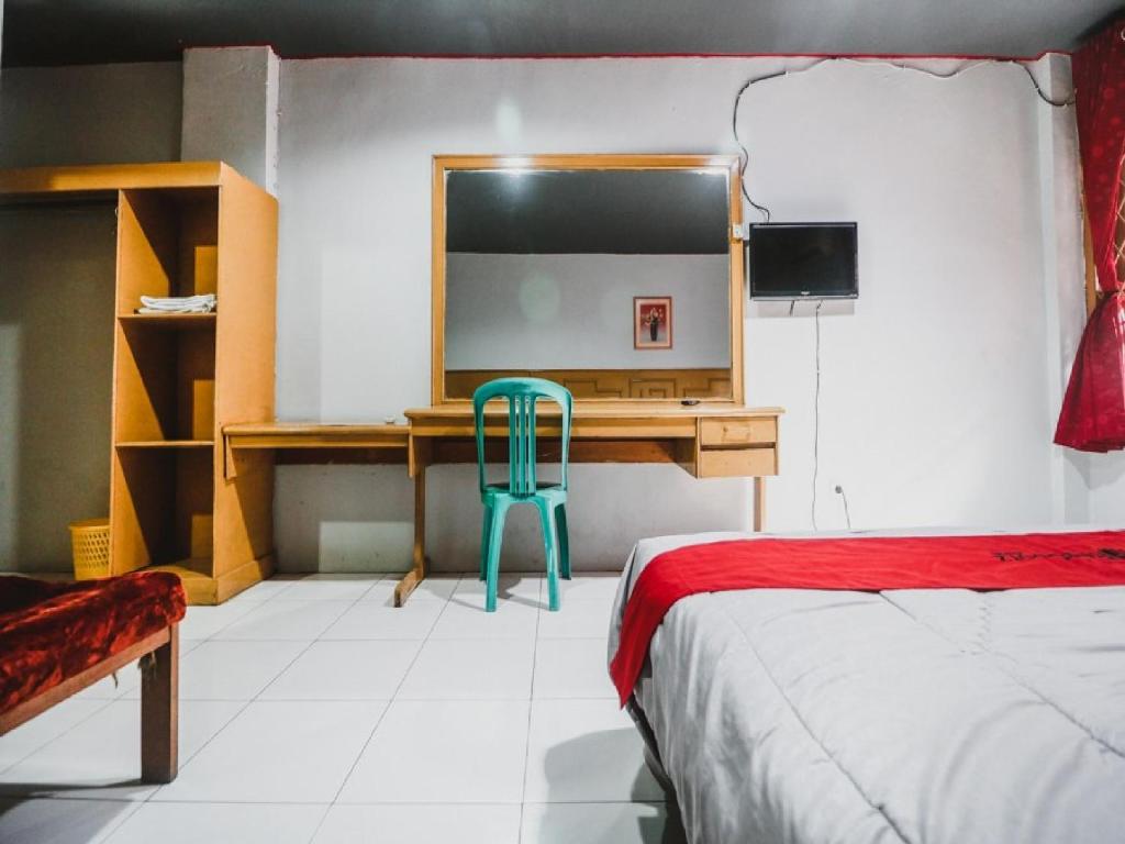 Postel nebo postele na pokoji v ubytování RedDoorz Plus near RSCM Jakarta