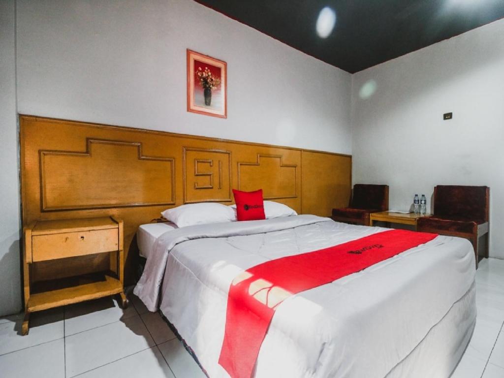 Postel nebo postele na pokoji v ubytování RedDoorz Plus near RSCM Jakarta