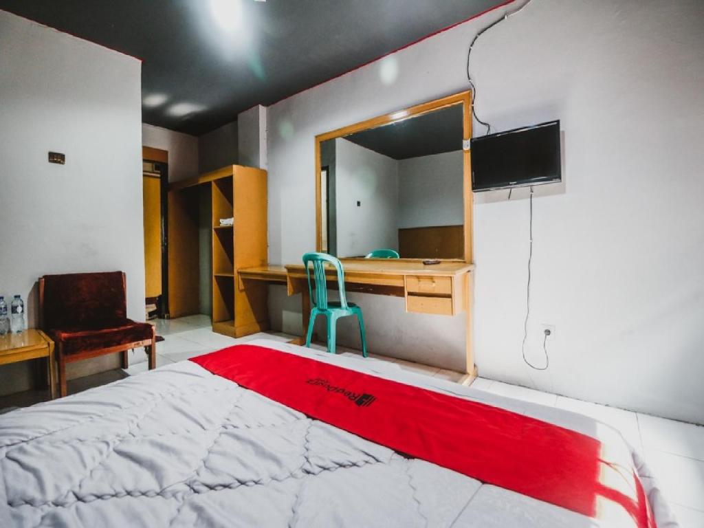 Postel nebo postele na pokoji v ubytování RedDoorz Plus near RSCM Jakarta