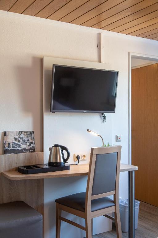 TV a/nebo společenská místnost v ubytování Heeren's Hotel Garni