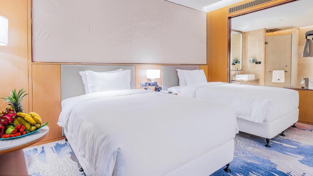 Postel nebo postele na pokoji v ubytování Wyndham Grand Plaza Royale Yuzhou Xiamen Wuyuan Bay