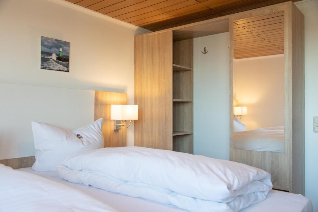 Postel nebo postele na pokoji v ubytování Heeren's Hotel Garni