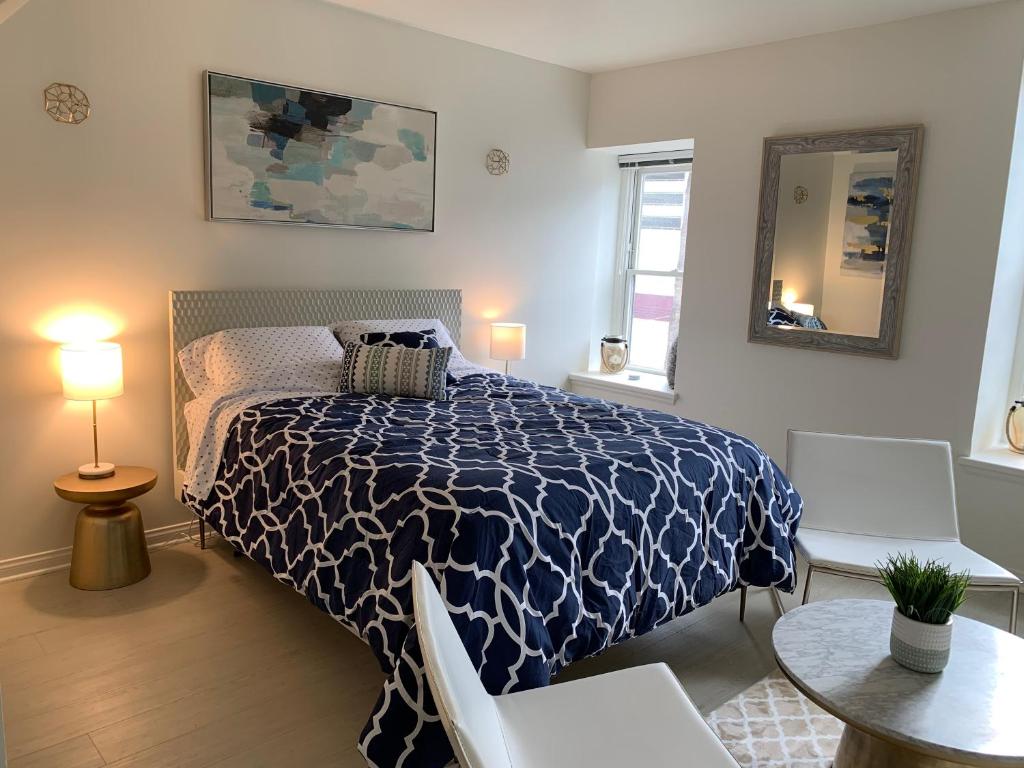 a bedroom with a bed with a blue and white comforter at Promenade Studio in Los Angeles