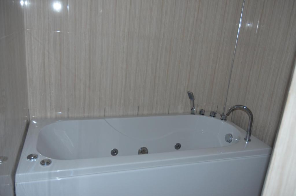 Koupelna v ubytování Legacy Hotel