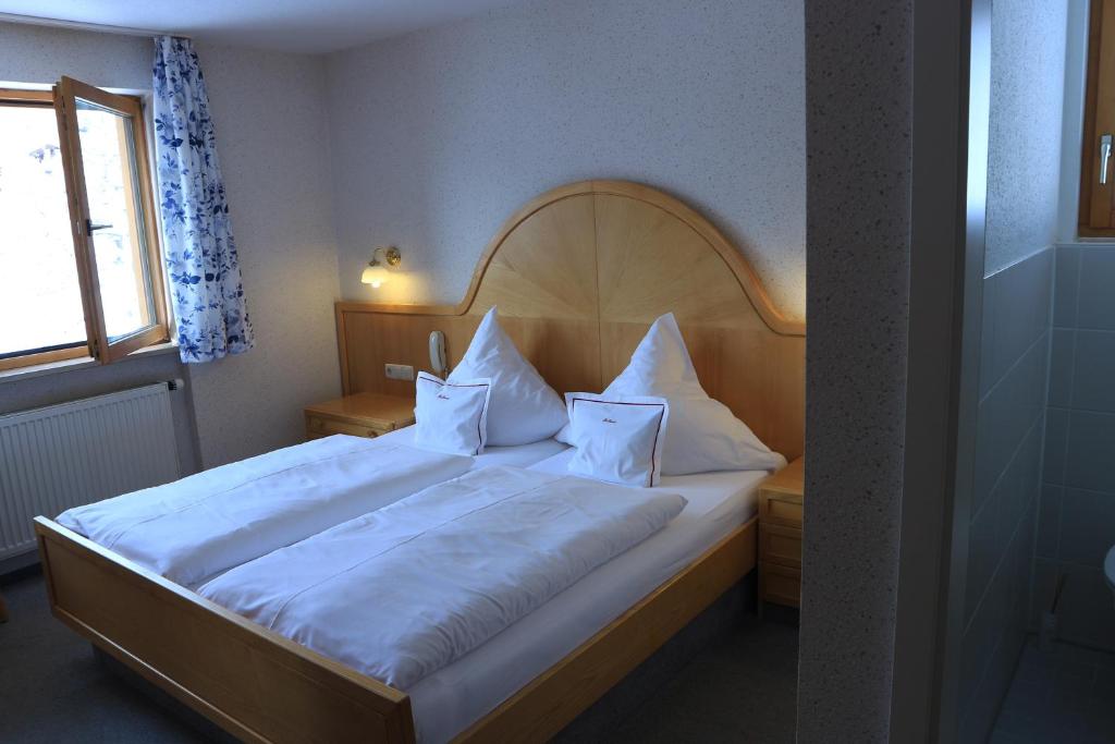 Postel nebo postele na pokoji v ubytování Hotel Bellevue
