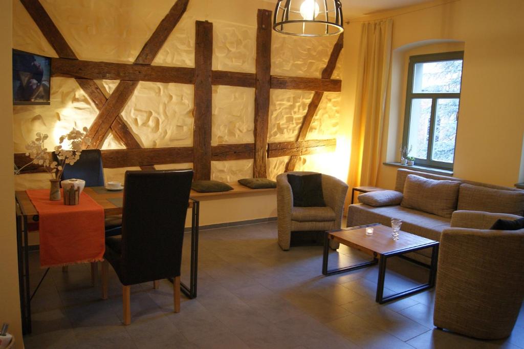 uma sala de estar com um sofá e uma mesa em Ferienwohnung am Kirchplatz em Wittenberg