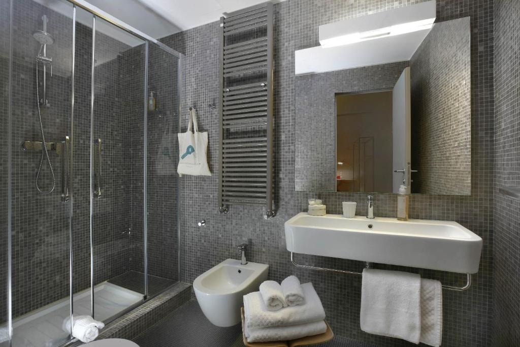 łazienka z umywalką, toaletą i prysznicem w obiekcie Hotel Palazzo Grillo w Genui