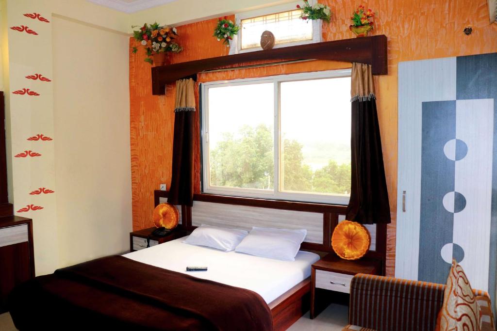Postel nebo postele na pokoji v ubytování Hotel Raj Palace