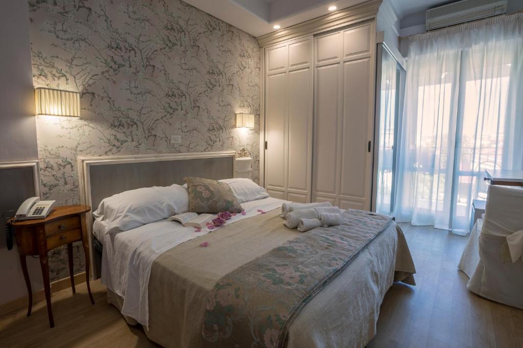 una camera da letto con un letto con un orsacchiotto sopra di Hotel Mocambo piscina e spiaggia a San Benedetto del Tronto