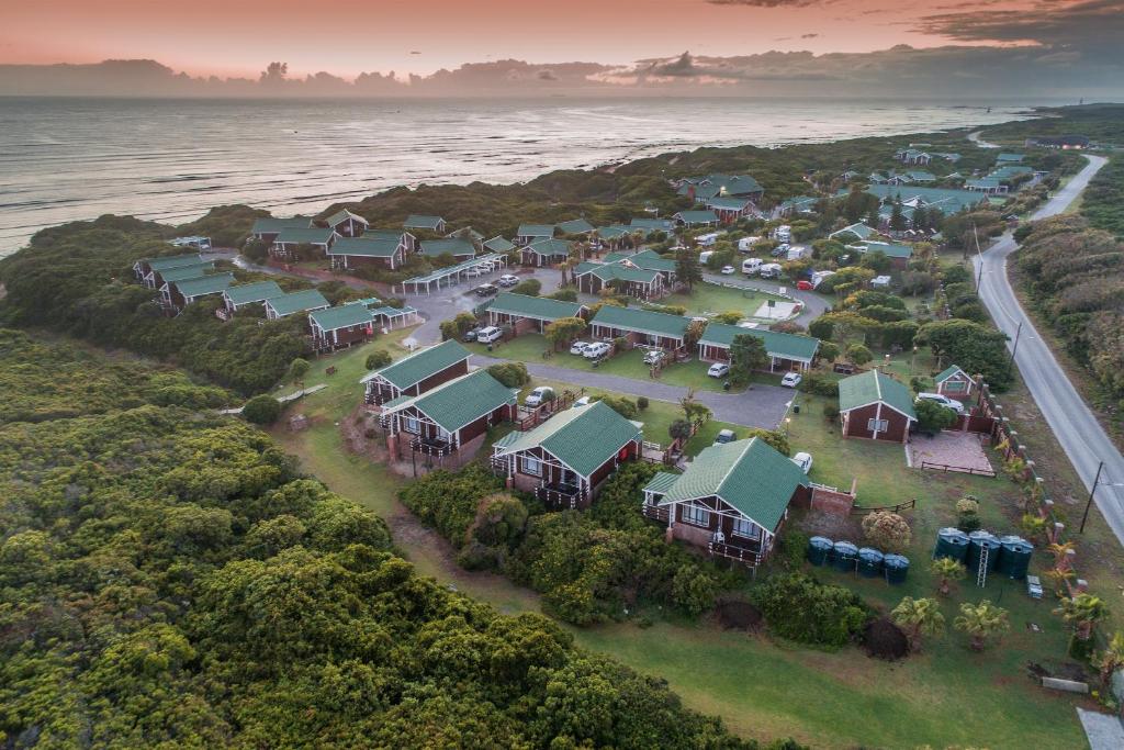 una vista aerea di un resort vicino all'oceano di Pine Lodge Resort a Port Elizabeth