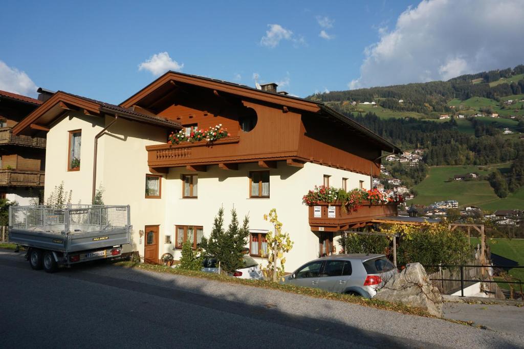 ein Haus mit einem LKW davor in der Unterkunft Haus Dornauer in Hippach