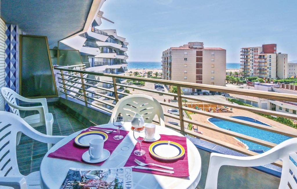 una mesa en un balcón con vistas al océano en A. Garganta - Rocamaura & Catalonia, en L'Estartit