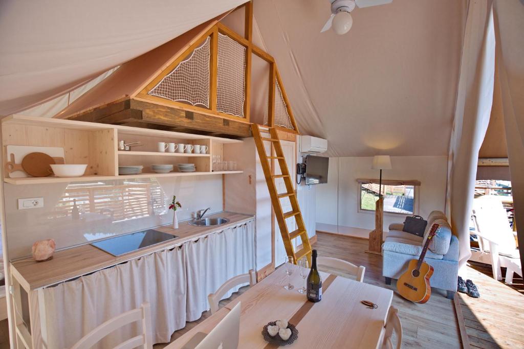 a kitchen and living room in a tiny house at Glamping Sun Valley Bioterme in Mala Nedelja