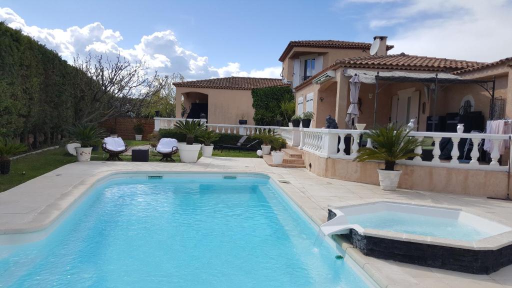 une piscine devant une maison dans l'établissement VILLA ROMA, à Gignac-la-Nerthe