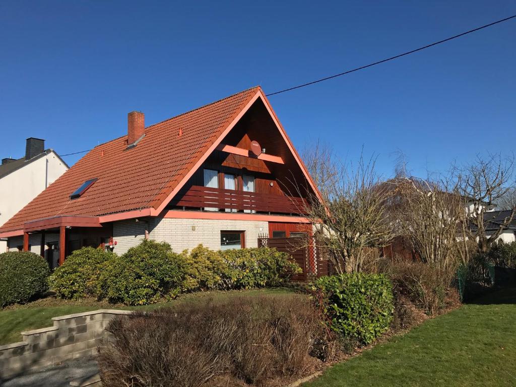 une maison avec un toit rouge dans l'établissement Ferienwohnung Jutta u. Andreas Arenz, à Minderlittgen