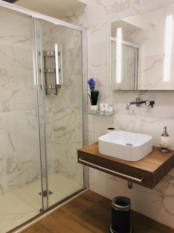 Kúpeľňa v ubytovaní KAMBAL LUXURY SUITES