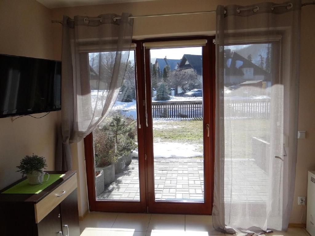 Televízia a/alebo spoločenská miestnosť v ubytovaní Sentymentalne Kościelisko Apartament & SPA