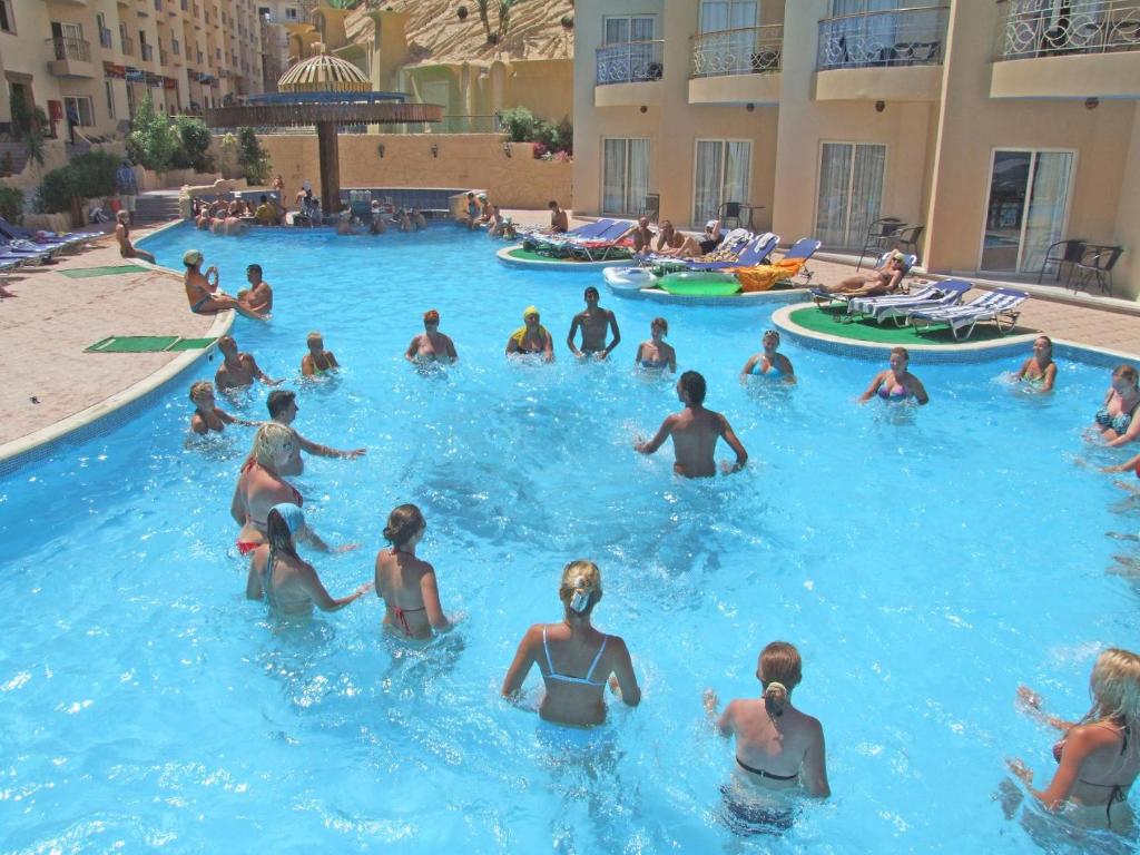 Bazén v ubytování King Tut Aqua Park Beach Resort nebo v jeho okolí