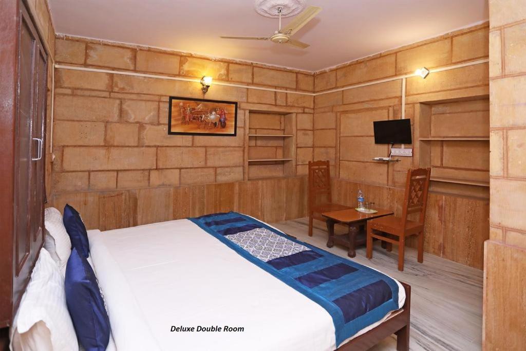 Postel nebo postele na pokoji v ubytování Hotel Classic Jaisalmer