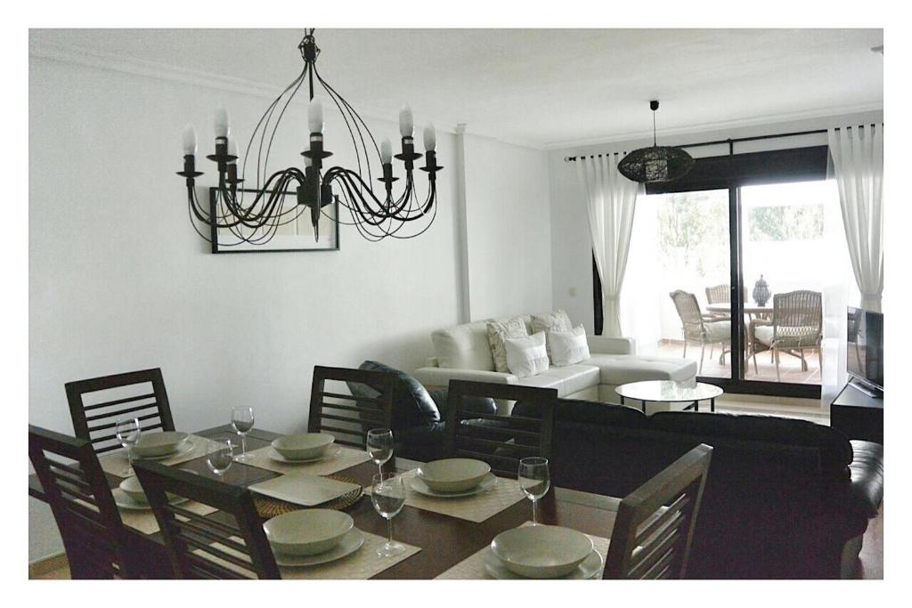 comedor y sala de estar con lámpara de araña en La Maestranza, Puerto Banus, en Marbella