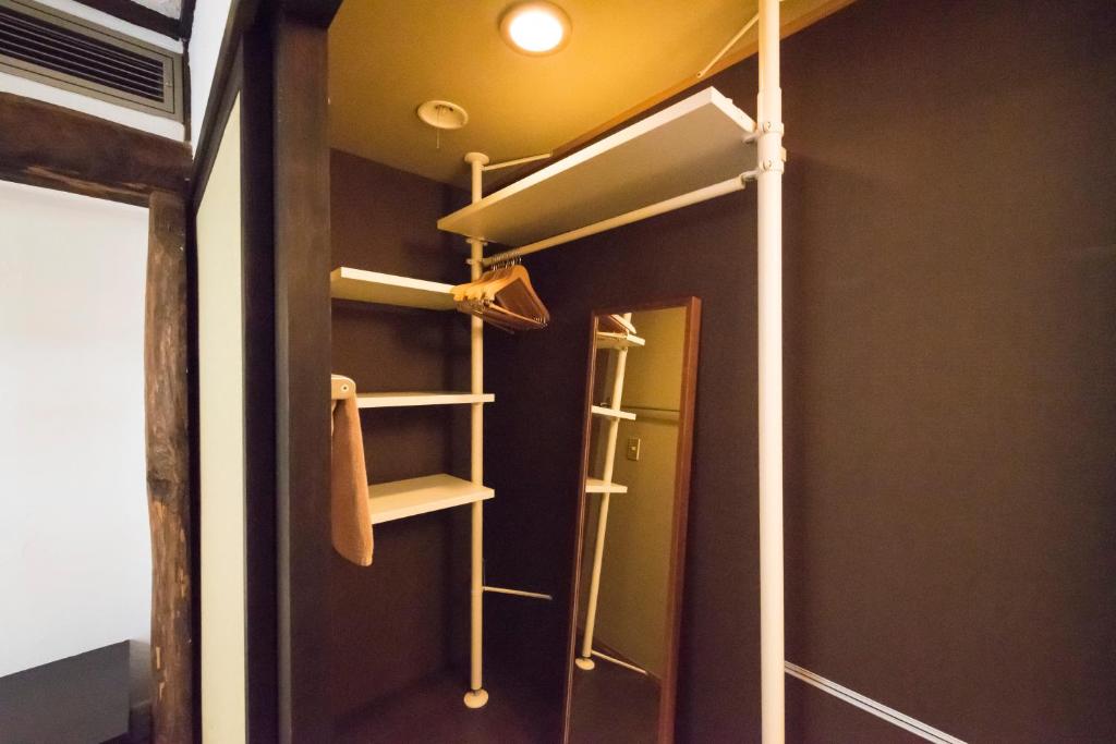 Palanda nebo palandy na pokoji v ubytování Hotel Haus St Anton