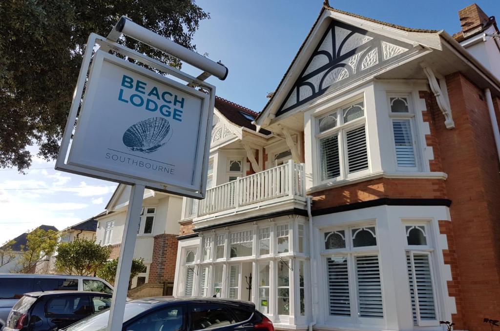 un cartel frente a una casa con un lodge en la playa en Beach Lodge, en Bournemouth