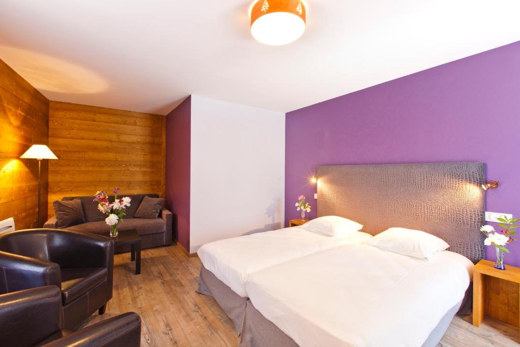 Postel nebo postele na pokoji v ubytování Logis Hôtel LBB - les 2 lacs