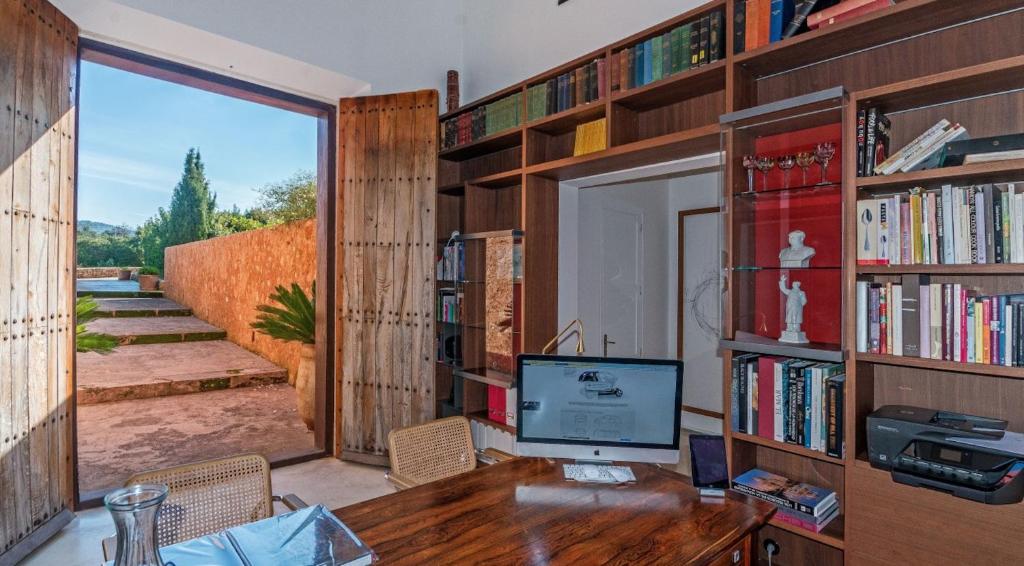 The library in the holiday home