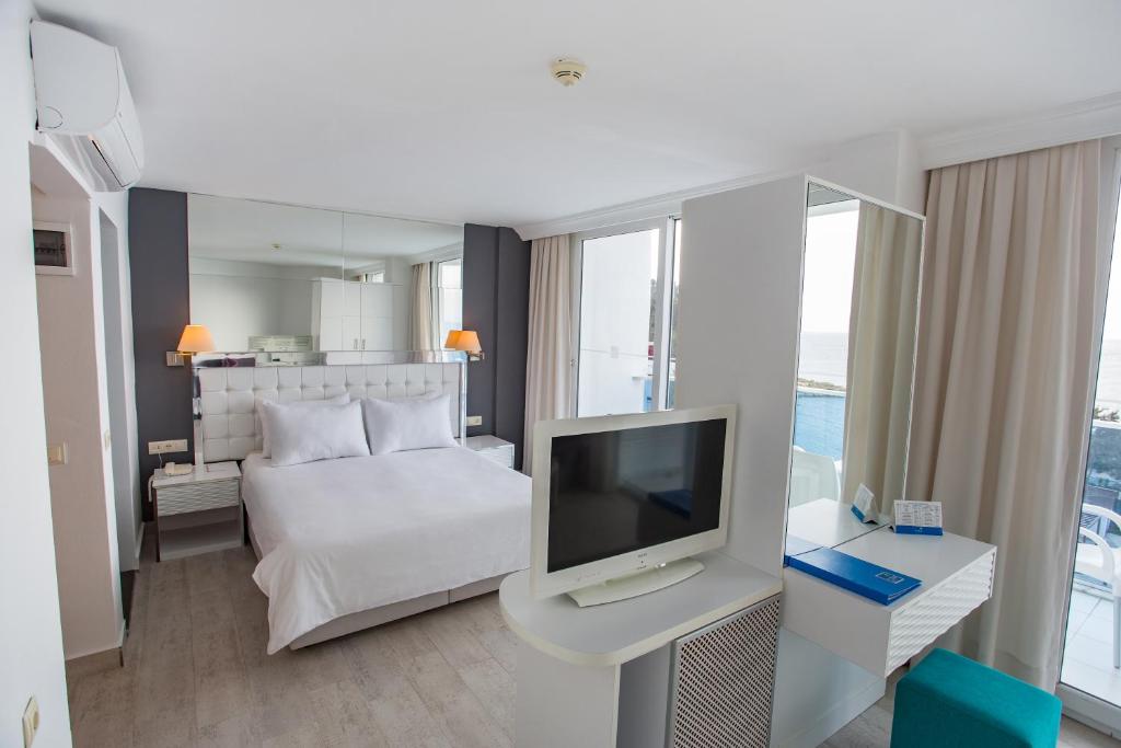 TV a/nebo společenská místnost v ubytování Le Bleu Hotel & Resort Kusadasi