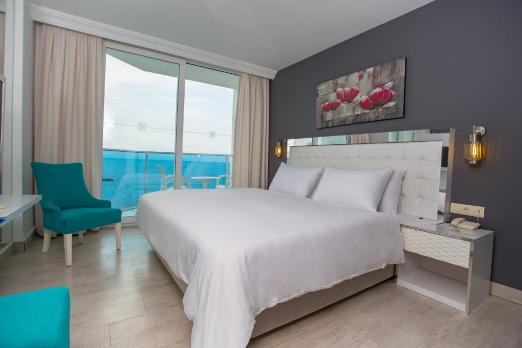 Postel nebo postele na pokoji v ubytování Le Bleu Hotel & Resort Kusadasi