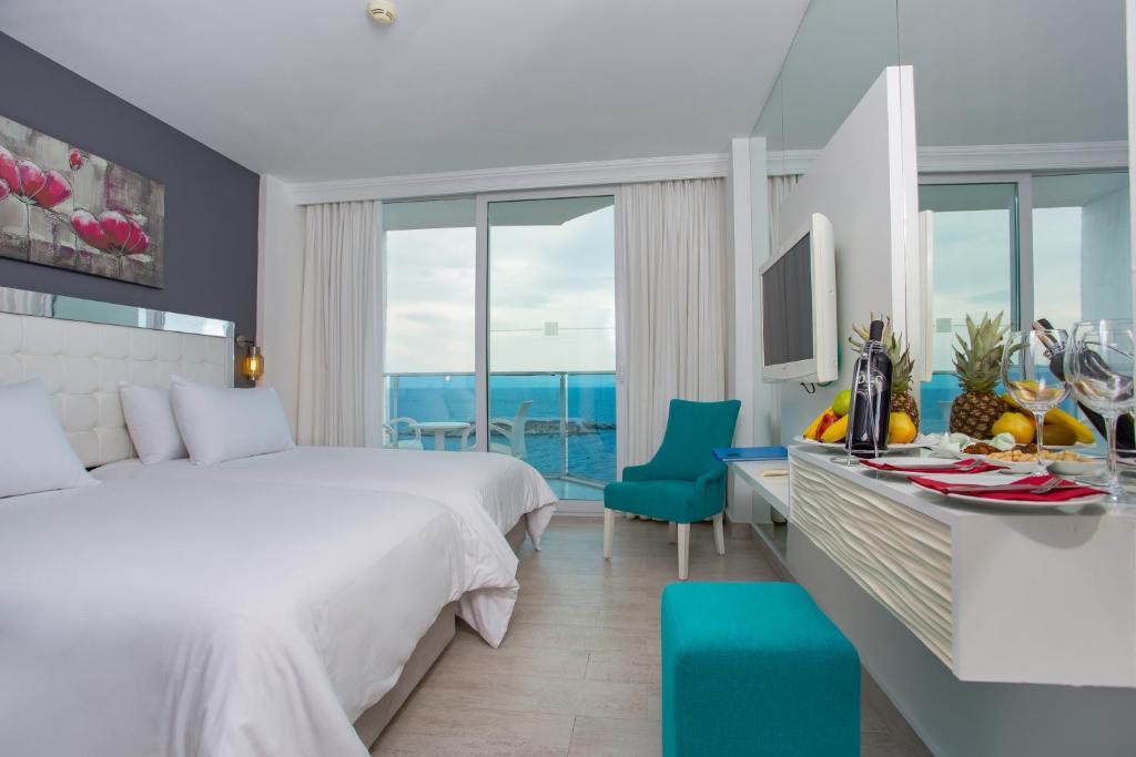 Postel nebo postele na pokoji v ubytování Le Bleu Hotel & Resort Kusadasi